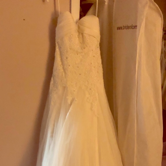 selling wedding dress on poshmark